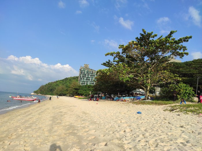 شاطئ تيلوك القريب من الحديقة الأستوائية في بينانج